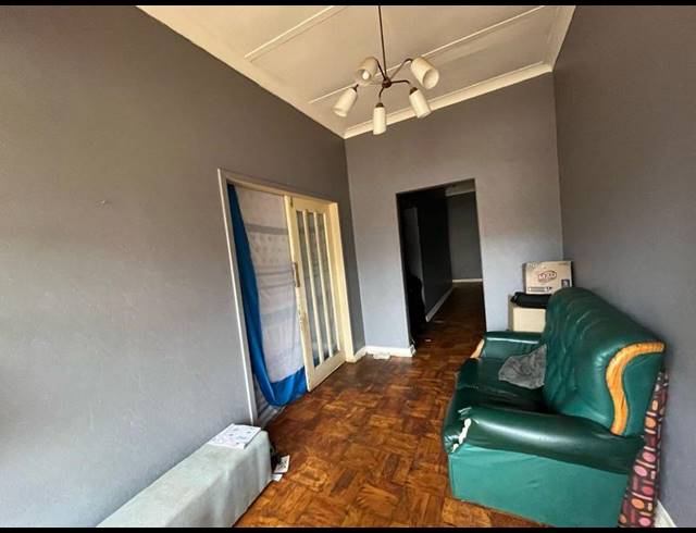 7 BEDROOM HOUSE FOR SALE IN BEZUIDENHOUT VALLEY